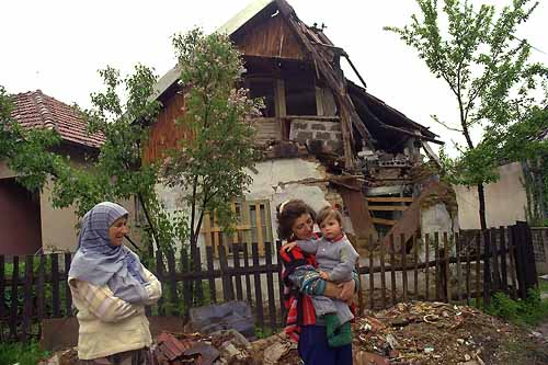 Mieszkacy zniszczonej enklawy muzumaskiej Stari Vitez, Bonia i Hercegowina