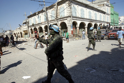 Personel MINUSTAH kieruje ruchem w centrum Port-au-Prince - stolicy Haiti, 21 stycznia 2010 r.
