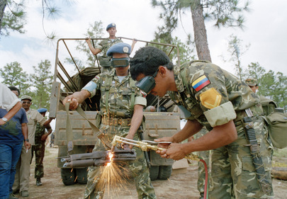 ONUCA - żołnierze misji ONZ niszczą broń