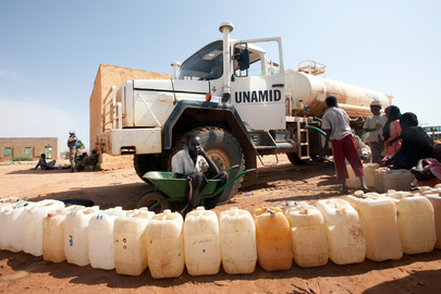 UNAMID zapewnia pomoc humanitarną osobom poszkodowanym w walkach w rejonie Kutum, 9 sierpnia 2012 r.