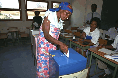 UNAVEM II - kobieta oddająca głos podczas wyborów zorganizowanych z pomocą ONZ